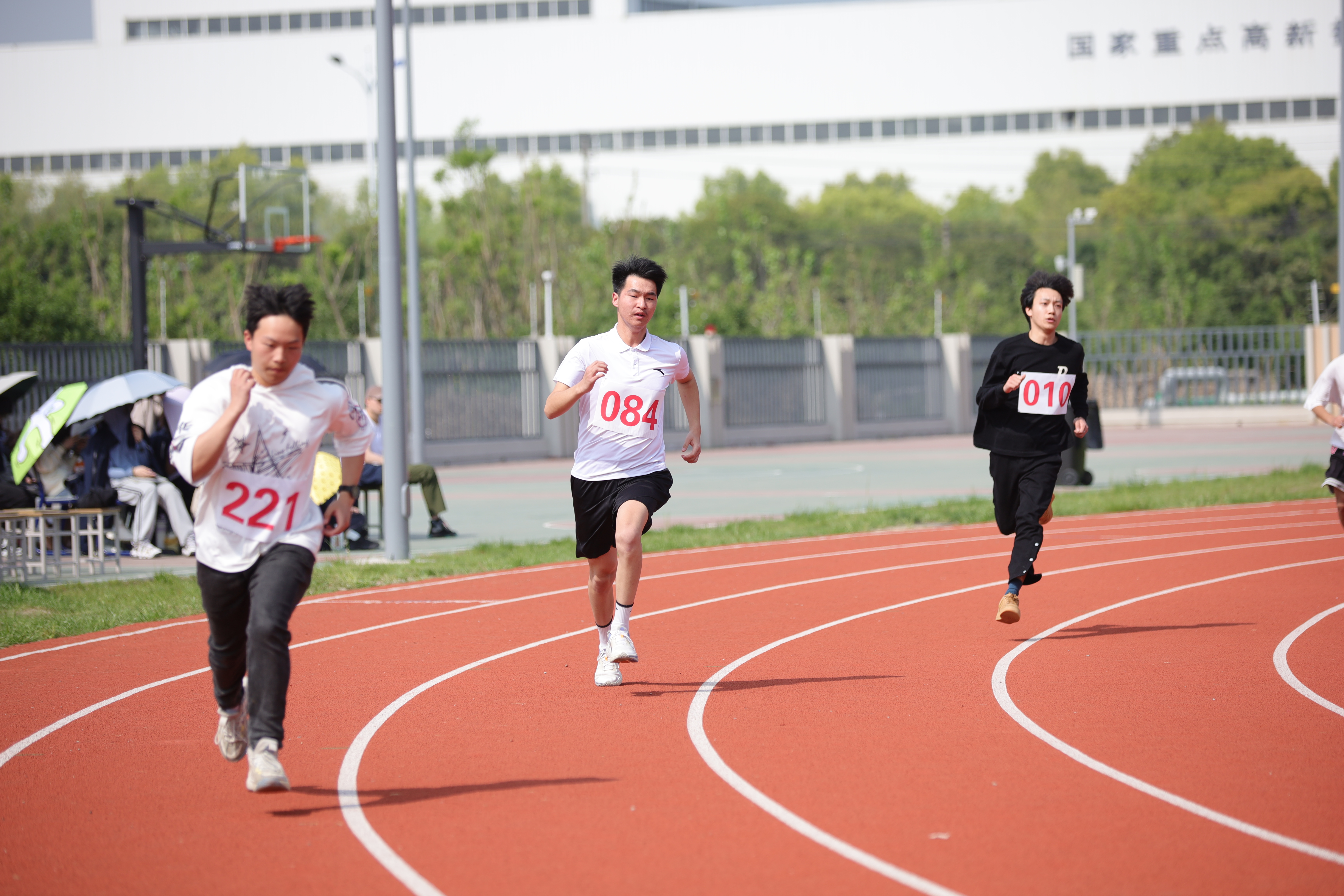 3运动会男生弯道冲刺.JPG