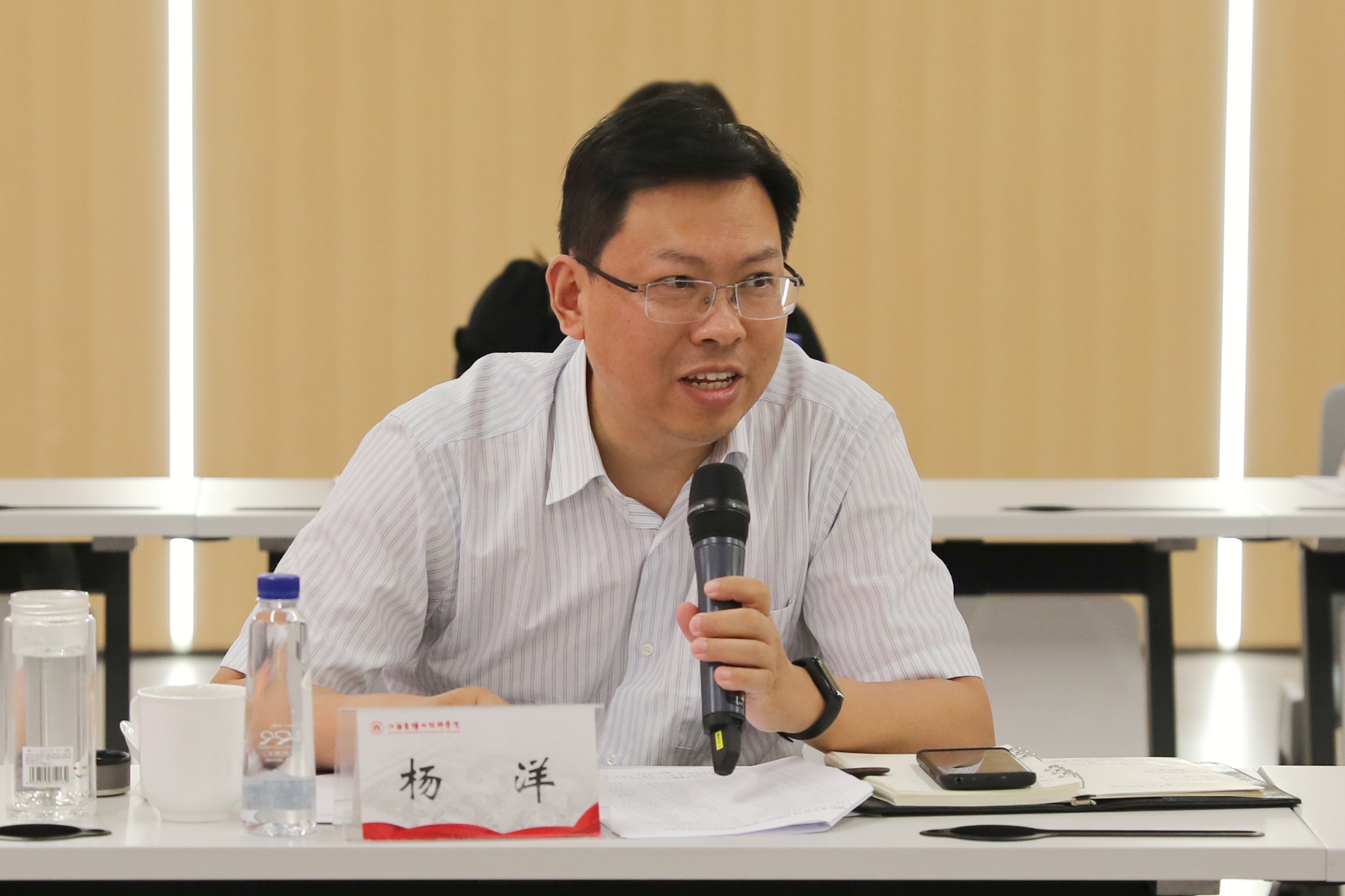 扬州市人社局副局长杨洋主持.jpg