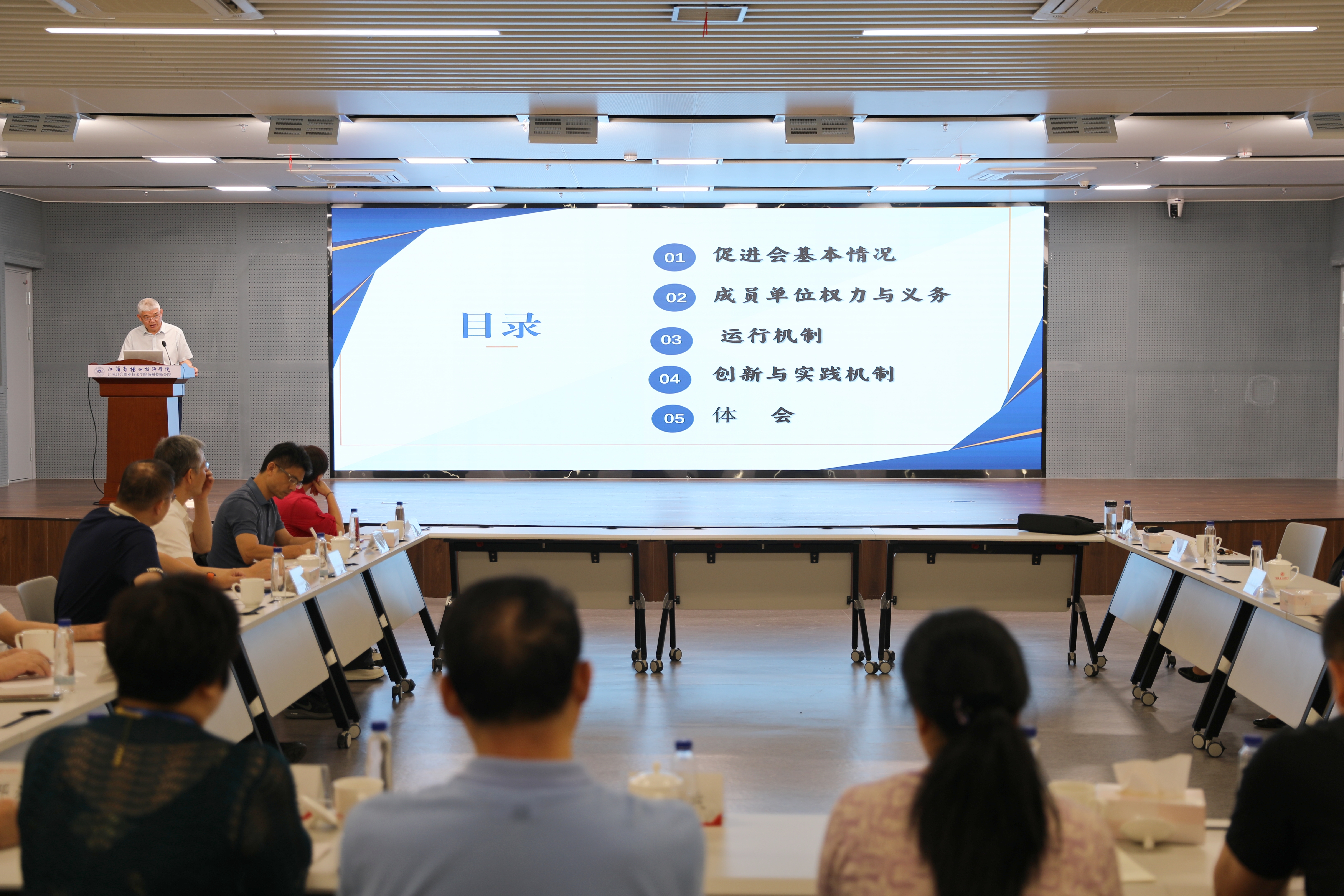 陈院长做校企合作交流.jpg