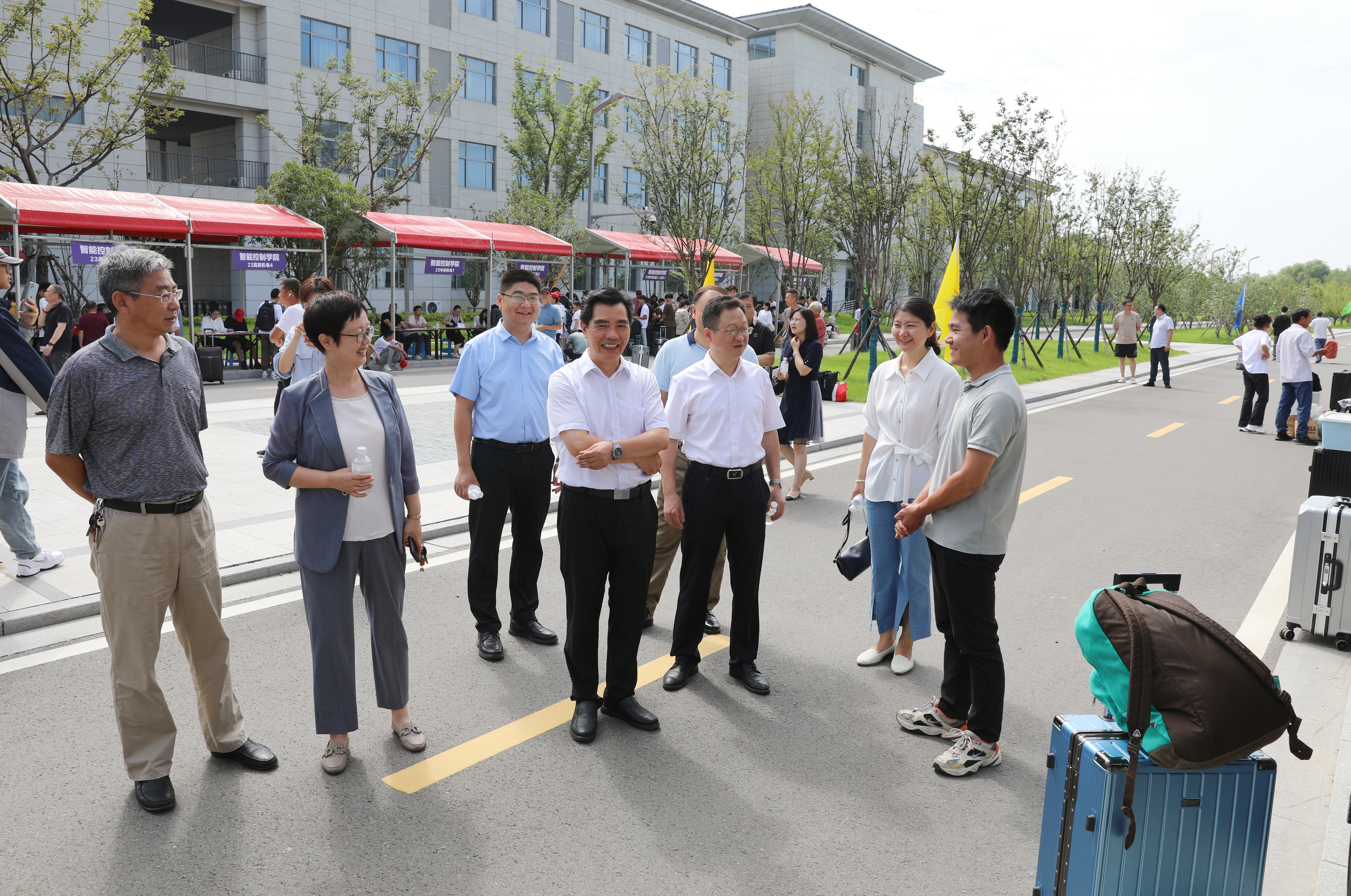 2学院领导现场了解新生报到情况.jpg