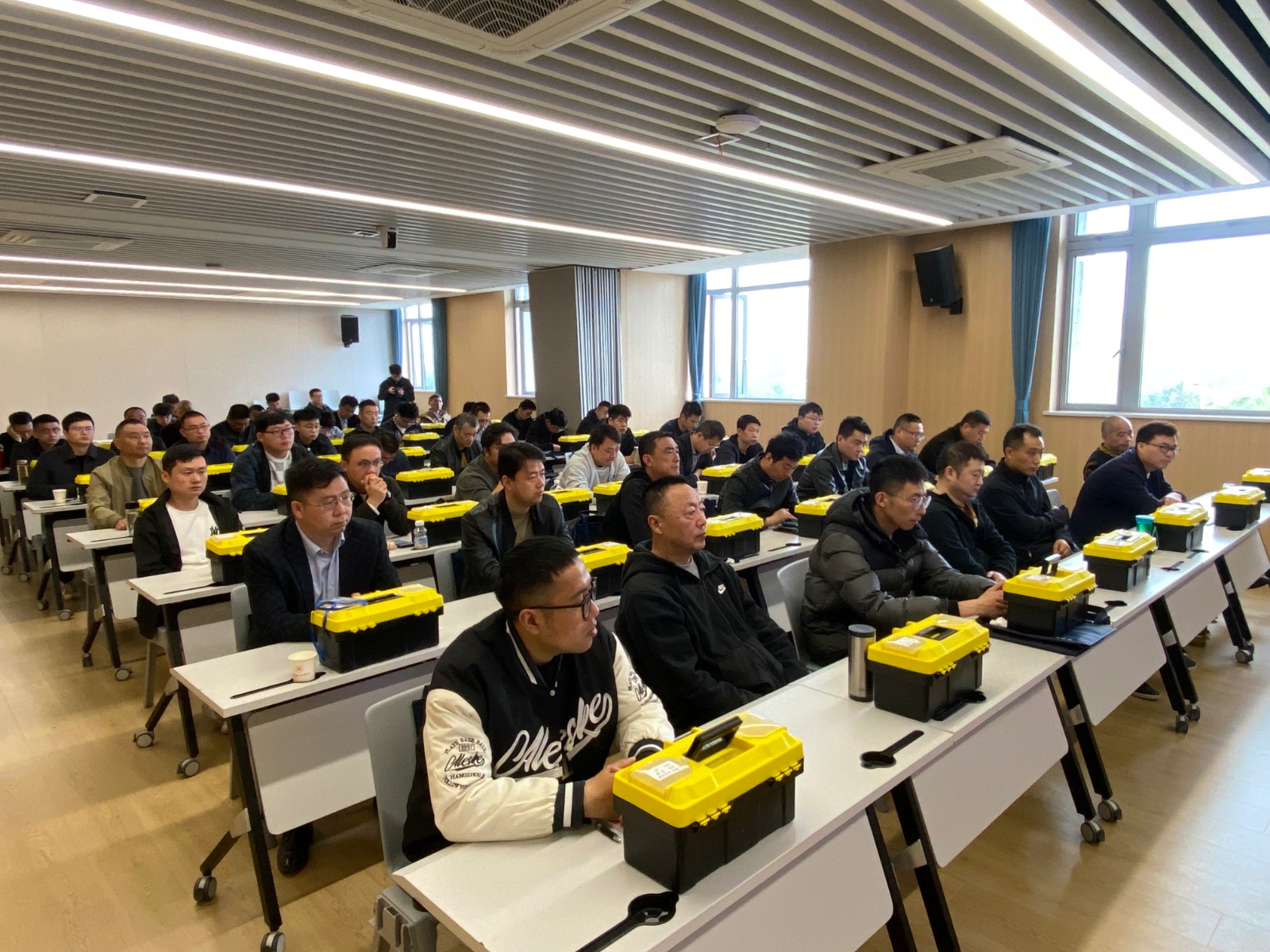 智能控制学院承办城控集团2024年电气作业技能提升培训班